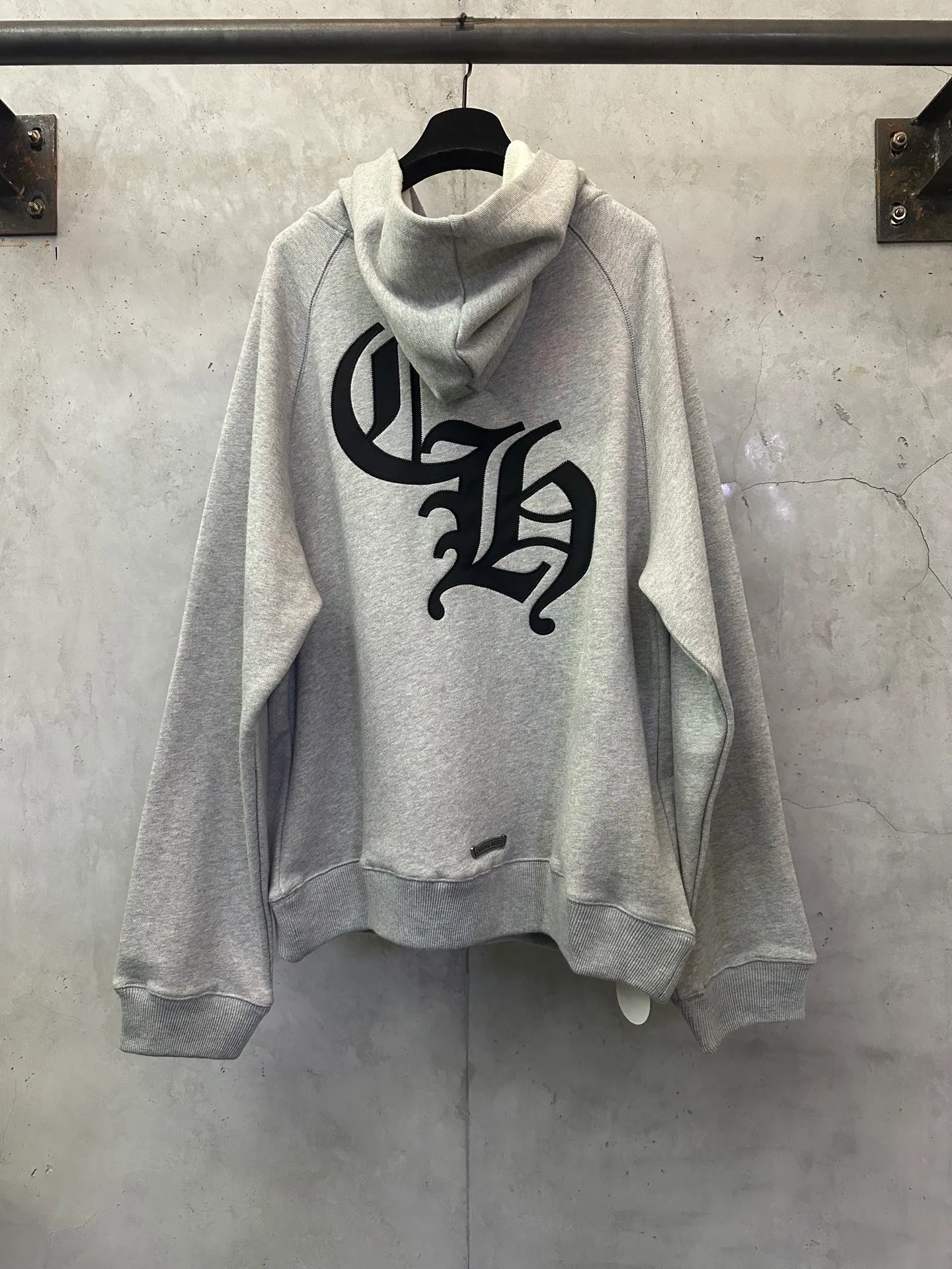 P530 Chrome Hearts ss25 logo embroidered hooded sweatshirt Fabric: Made of heavy fortress intertwined air cotton, full of texture, thick and solid, based on high-end ash tones Decorated with the Chrome Hearts cross patch stitch on the chest Customized hardware Thread Accessories Matching version Same style for men and women -Color: Gray -Size: S M L XL
